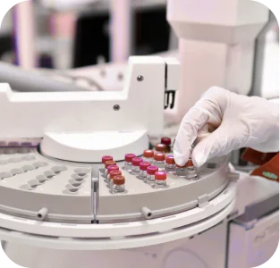 Detalhe de medicamentos manipulados sendo produzidos em farmácia de manipulação
